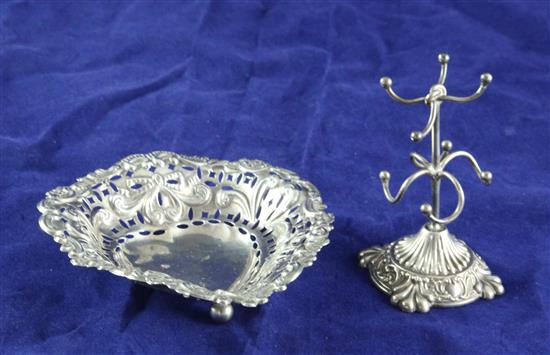 An Edwardian repousse silver ring tree and a bonbon dish, 4.25in.